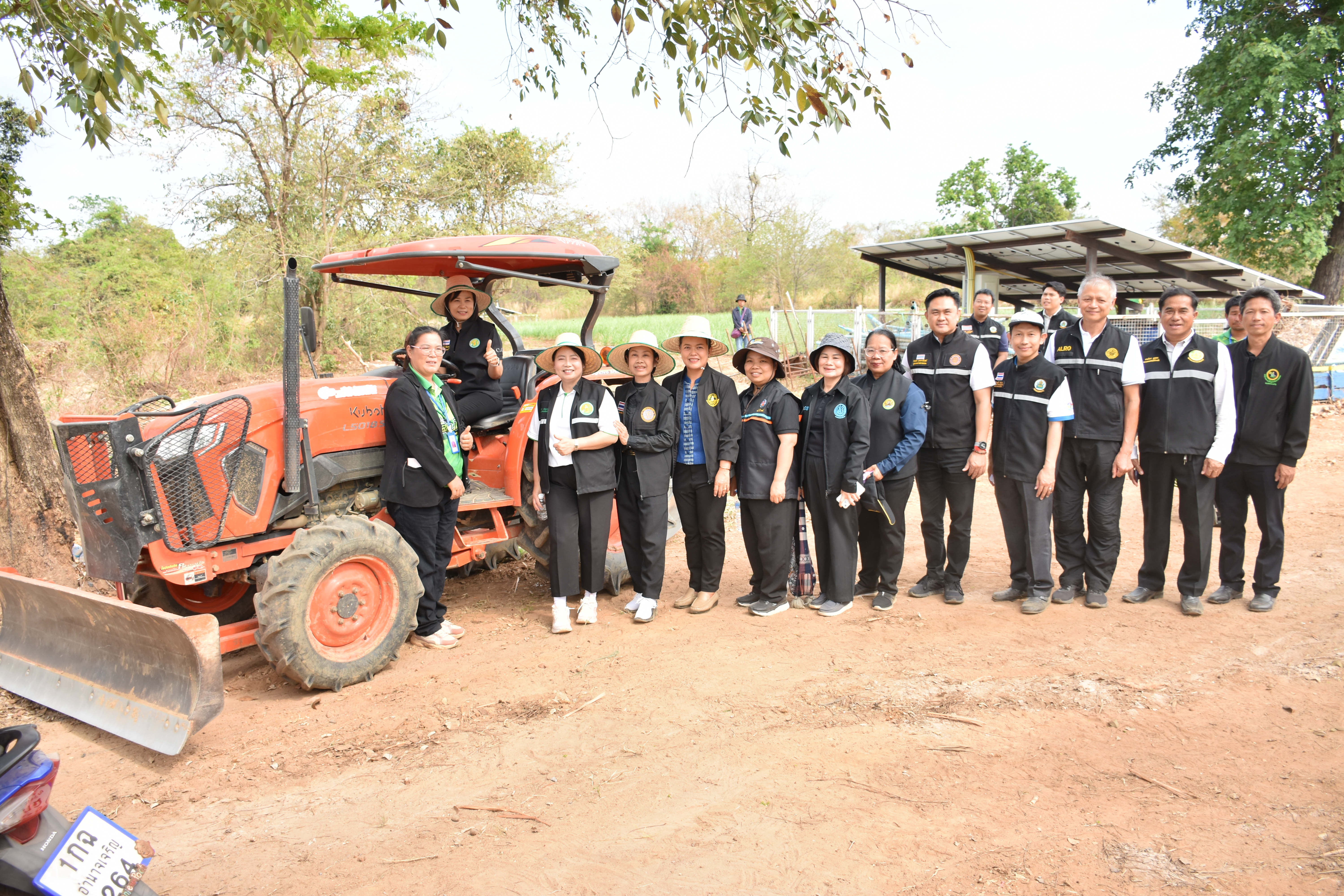 title - ผู้ตรวจราชการกระทรวงเกษตรและสหกรณ์ เขตตรวจราชการที่ 14 (นางสุวรรณี ศรีสุวรรณ์) และคณะผู้ตรวจราชการกรม ลงพื้นที่ตรวจติดตามนโยบายยกระดับสินค้าเกษตรและบริการมูลค่าสูง การพัฒนาสินค้าเกษตรมูลค่าสูง โครงการส่งเสริมและพัฒนาสินค้าเกษตรชีวภาพ (สมุนไพร) ณ แปลงใหญ่สมุนไพร หมู่ 10 บ้านห้วยร่องคำ ตำบลกุดปลาดุก อำเภอเมืองอำนาจเจริญ จังหวัดอำนาจเจริญ